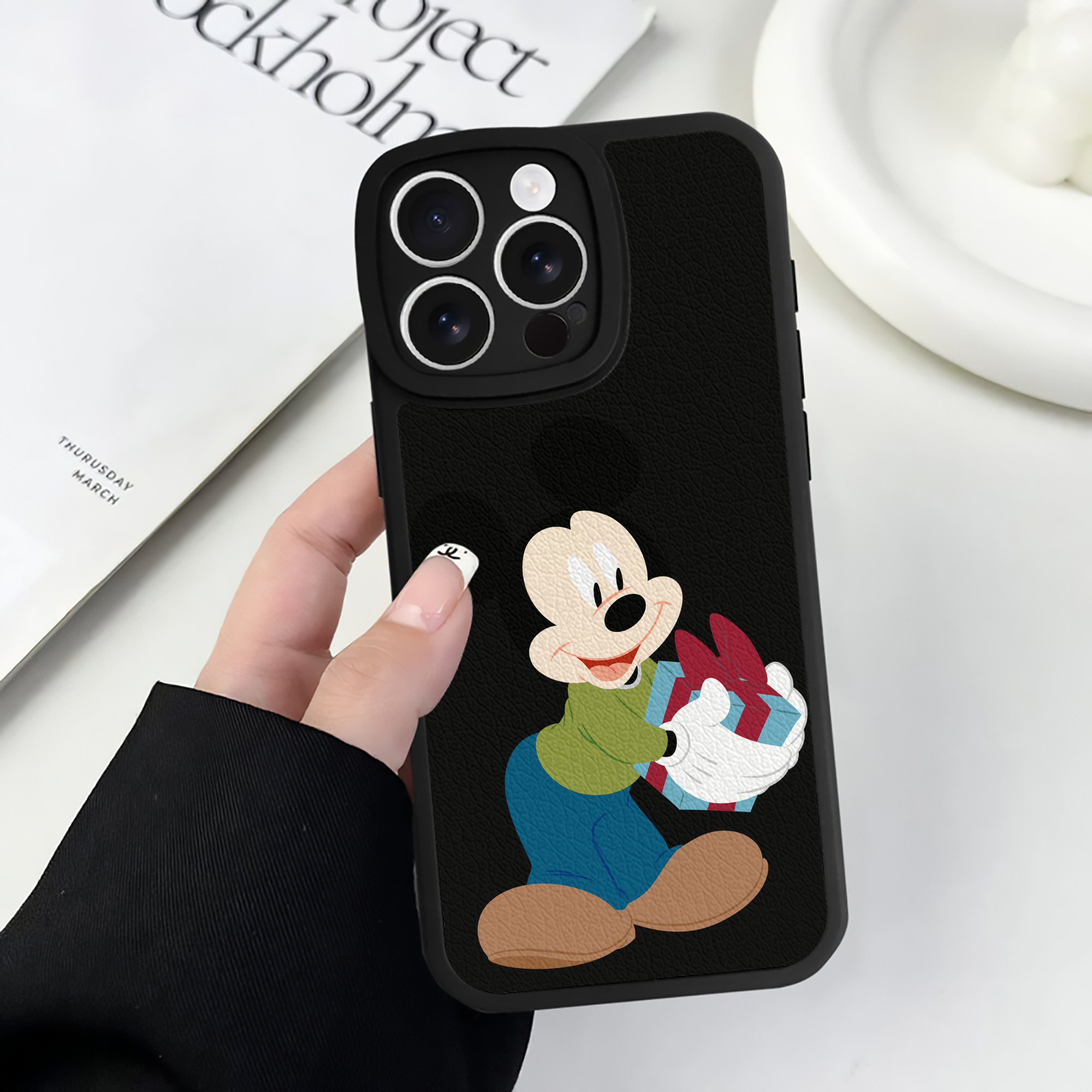 （画像用） ミッキーマウス Mickey Mouse 【iPhone 16シリーズ対応】シリコンスマホケース（レザー調） 材質：シリコン